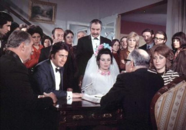 Sanatçının kariyer hayatındaki ilk durağı 1943 yılında çalışmaya başladığı Şehir Tiyatroları'ydı.