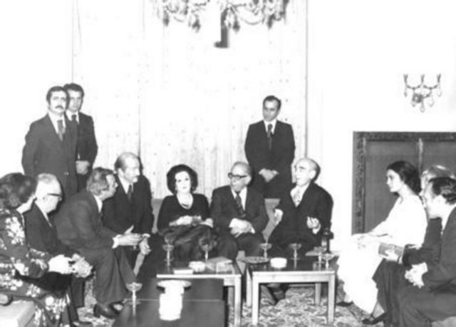 1923'te, Ceza Kanunu adlı oyunla sahneye çıkan sanatçı, kariyer hayatında yeni bir dönüm noktası yaşadı.