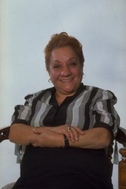 ADİLE NAŞİT Yeşilçam'ın gülen yüzü Adile Naşit,babasının ölümü üzerine öğrenimini yarım bırakarak, 1944 yılında İstanbul Şehir Tiyatrosu Çocuk Tiyatrosu'na girdi. İlk kez 'Herşeyden Biraz' oyunuyla sahneye çıkan Naşit, 1948 yapımı olan Lüküs Hayat filmi ile beyazperdeye geçiş yaptı. Adile Naşit, 1976 yılında 'İşte Hayat' filmindeki rolüyle En İyi Kadın Oyuncu ödülüne layık görüldü bu ödül Türk sinemasında 'star' olmayan bir başoyuncunun kazandığı ilk ödüldü.