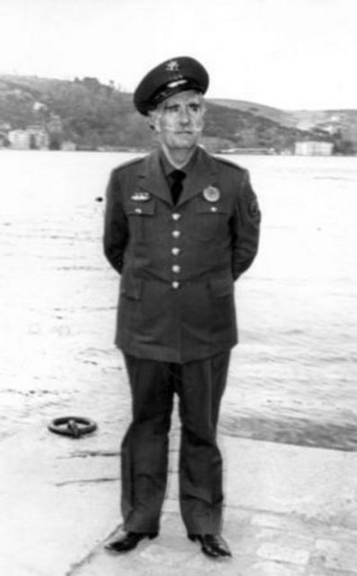 HULUSİ KENTMEN Uzun yıllar deniz subayı olarak orduda görev alan Hulusi Kentmen , emekli olduktan sonra kendisini sinemaya adadı.