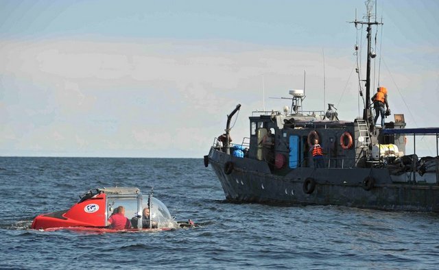 Oleg adlı geminin enkazında arkeologlar incelemelerde bulunuyor. Oleg, St. Petersburg'un 180 kilometre batısında denizin dibinde bulunuyor.