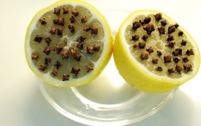 SİVRİSİNEKLERDEN LİMONLA KURTULUN!  - Sivrisineklerden korunmak için, limon ve karanfil ikilisini kullanabilirsiniz.
