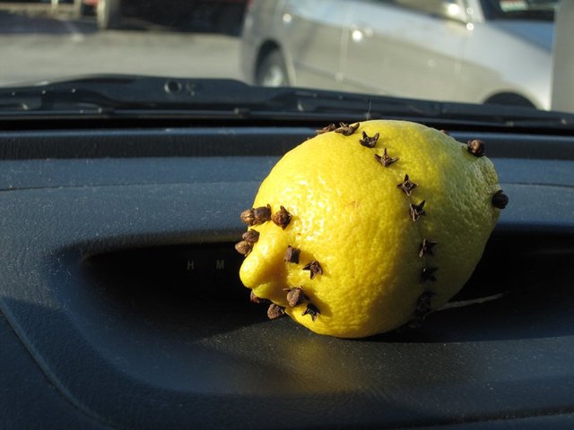 Limonu avuç içinizde bastırarak sulandırın.