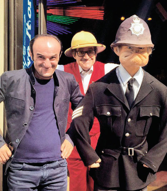 Büşra Pekin, Instagram'da paylaştığı fotoğrafın altına "Ersin'in aranan cast'ını Londra'da bulduk" yazdı.