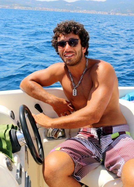 Muğla'nın Marmaris ilçesinde paraşüt kaptanlığı yapan Emre Altın, milli futbolcu Arda Turan'a olan benzerliğiyle dikkati çekiyor.