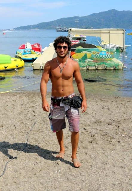 Kendisine gösterilen alakadan memnun olan 24 yaşındaki genç, fotoğraf çektirmek isteyen Arda Turan hayranlarını geri çevirmiyor.