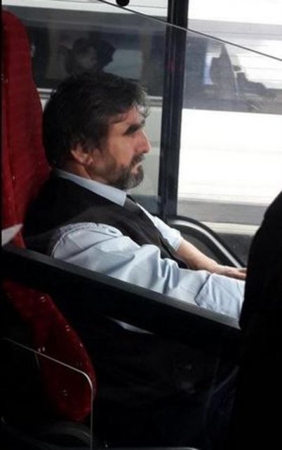 Eski futbolcu Eric Cantona'ya benzerliği ile dikkat çeken metrobüs şoförü görenleri şaşırttı.