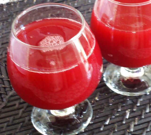 Armut, kayısı veya elma kurusu ya da taze ayva kompostosu içilirdi.