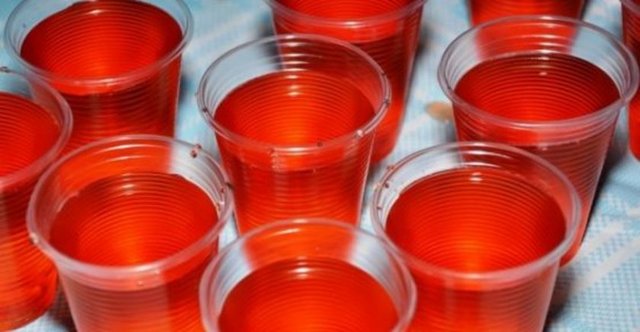 2 – bekleyen karışıma su ve limon suyunu eklereke şeker eriyene kadar karıştırın