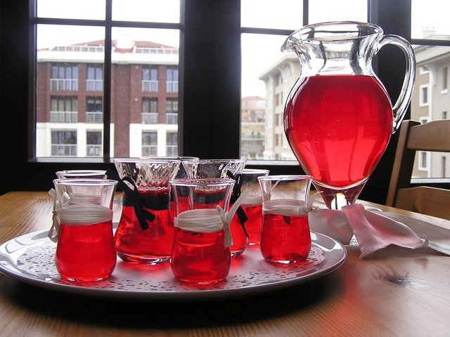 Şerbet, şarap ve şurup, Arapça aynı kökenden gelen kelimelerdir. Batılı dillerde kullanılan şerbet kelimesi Türkçeden geçmedir