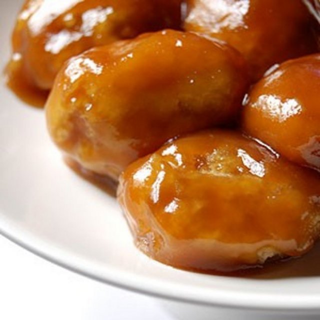 3 – dövülen bademleri bir kaba alıp suyun yarısını ilave edip karıştırdıktan sonra temiz bir tülbentten geçirip süzünüz.