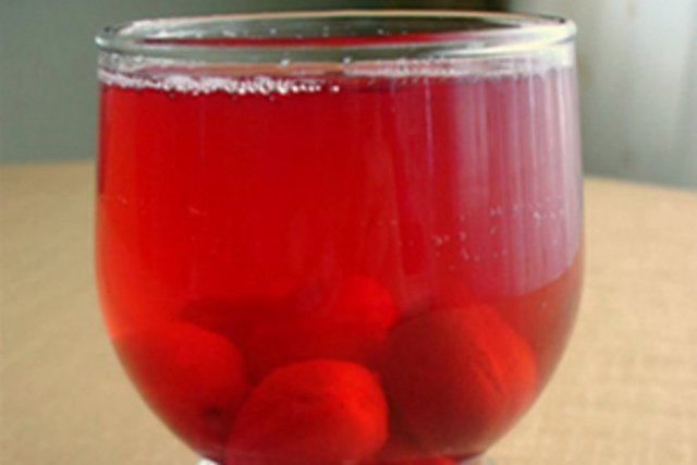 Yapılışı; - 1 – gül yapraklarını ağzı iyice kapatılmış bir kavanozda 2 bardak su ve limon suyu ile gölge de bir hafta süre ile bekletin, gül kokusu ve rengi suya salınsın