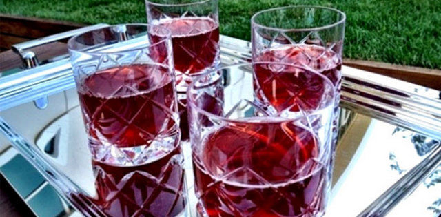 2 – gül yapraklarını çıkarıp 2 bardak şekeri ilave ederek bir hafta daha bekletin