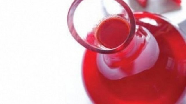 Bir müddet sonra süzgeçten geçirilip az da şeker ilavesi ile savrulup ve soğutup bardak bardak içile.Bunda ki olan tabii renk ve rayiha hiçbir şerbette makis olamaz. Bazen ince ekten geçmiş toz halinde ki şekeri bir tepsiye serip üzerine miktar-ı kafi ve beyazı alınmış gül...