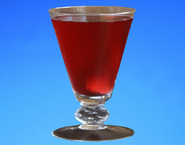 Osmanlı döneminde evlerin "buzluk" denilen bölümlerinde buzda soğutularak, yemekten sonra içilirdi.