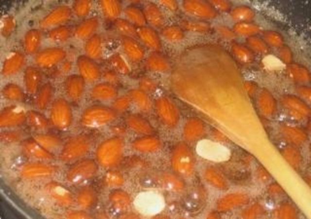 2 – bademleri bir havana koyup, iyice macun kıvamına gelene kadar dövünüz.