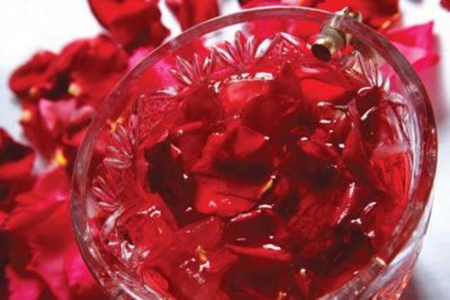 Sadece taze değil kuru meyvelerin de kullanıldığı şerbetler...