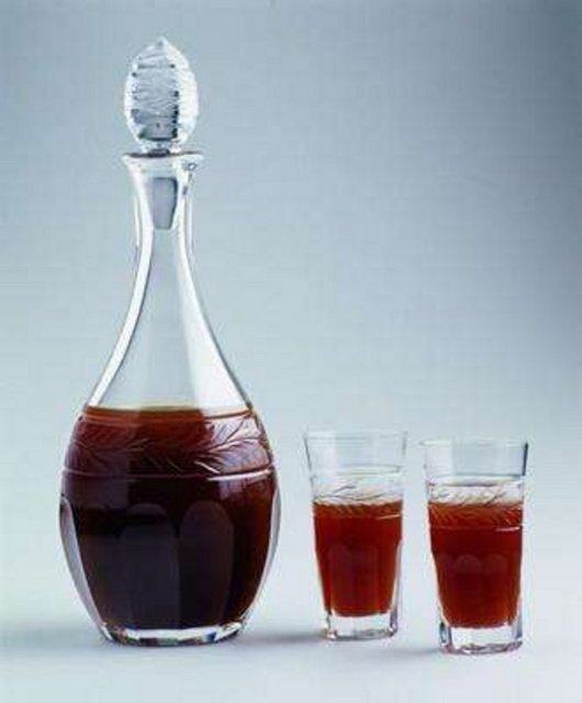 yaprağı ile şeker ezilerek kırk gün mütemadiyen güneşte bırakılır bir kavanoza doldurulur. Arzu olundukta bir su bardağına iki üç kaşık ilave ile karıştırılarak içilir ki buna da gül şemsiyesi derler.