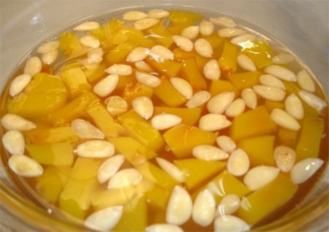 4  - tencereyi ocağa yerleştirip ara sıra karıştırarak koyulaşmaya başlayıncaya kadar kaynatın. Kaynama süreniz ne kadar çok olursa dayanıklılığı da uzun olacak demektir. yaklaşık 10 dakika kaynatınız.  - 5 –soğuttuktan sonra şişelere doldurup, buzdolabında bir süre bekletin.  -  -  - Koyuluğuna göre 1/1 su ilave edebilirsiniz.  -