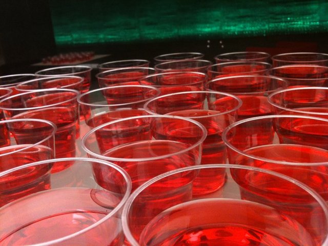 1 – gül yaprakların şekerle karıştırarak iyice yoğurup bir gece bekletin