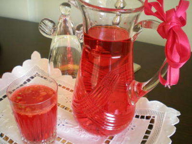 Gül Şerbeti - Biraz gül yaprakları toplanıp beyazların mikraz ile alınıp ve kaynar suya atılıp bir taşım kaynar kaynamaz tencereyi indirmeli.  -