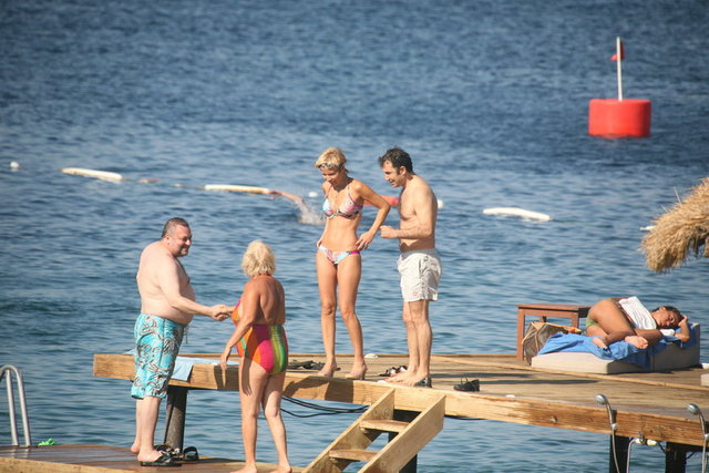 Ünlü sanatçı daha sonra yaptığı, "Yengenizi biriyle çekerseniz bana mail atın" sözleri ise sevgilisini güldürmedi.