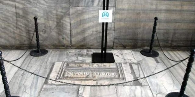 Gelen geçen ezsin - Latin komutan, İstanbul'u fethetmeyi çok istiyordu. 80 yaşındayken geldi ve aniden öldü. Kötü biri olarak biliniyordu.