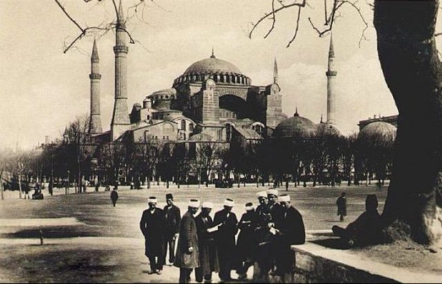 Mimar Sinan, minareleri öyle yaptırdı ki şerefeye çıkmak için aynı anda üç kişi minarenin içindeki merdivende yürümesine rağmen birbirini görmez.