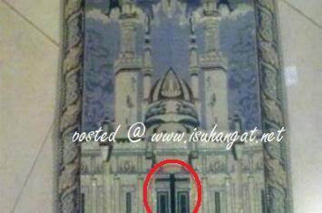 Bu seccadede bulunan caminin kapısında Hristiyanların simgesi olan haç gözüküyor.