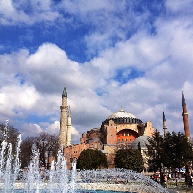 Ancak tartışma ulu mabedin harcında var. Zira Ayasofya'nın 1475 yıllık tarihine sayısız efsaneler sığdırıldı. Dr. Ferhat Aslan, bunları "Ayasofya Efsaneleri" isimli kitapta bir araya getirdi.