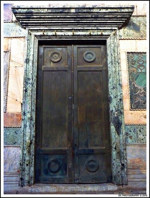 Nuh'un gemisi, Ayasofya'nın kapısı - İmparator, Nuh aleyhisselamın Cudi Dağı'nda bulunan gemisinden tahta parçaları getirtir. Mabedin kapısı bu tahtalarla yapılır.