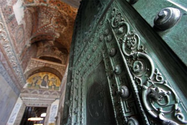 Kapıları tılsımlı - Ayasofya'nın toplam 361 kapısı bulunur. Bunların 101'i büyüktür ve tılsımlıdır. Bunlar ne zaman sayılsa fazladan bir kapı ortaya çıkar.