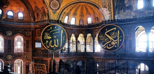 Ayasofya camiye çevrildikten sonra içine pekçok İslam motifi yerleştirildi. Kubbesine Allah, Muhammed, Ebubekir, Ömer, Osman, Ali lafzları 7,5 metre çapındaki dev levhalara yazıldı.