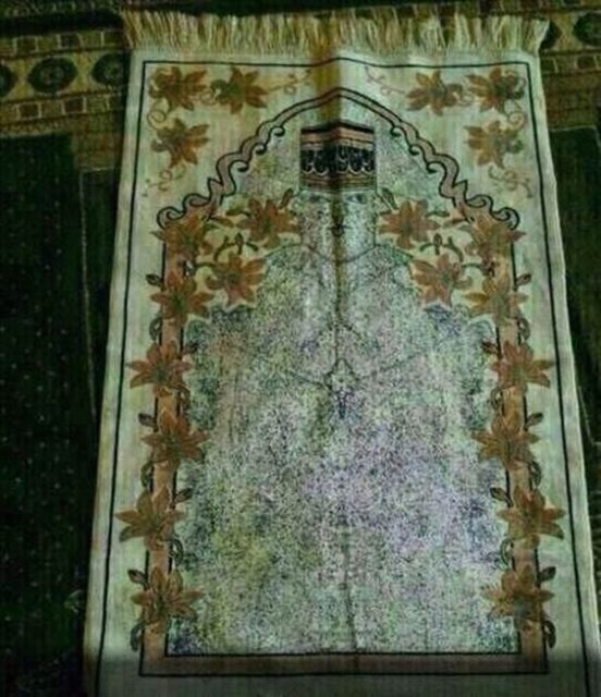 Seccadeye iyice bakıldığında bir papaz görüntüsü ortaya çıkıyor.