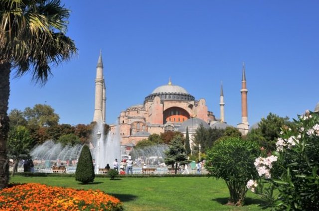 Temeli altın kaynıyor - Mabedin temeli 70 metre kazıldı. Harcın iyi tutması ve yıkılırsa yeniden yapılması için temele altın ve gümüş dolduruldu.