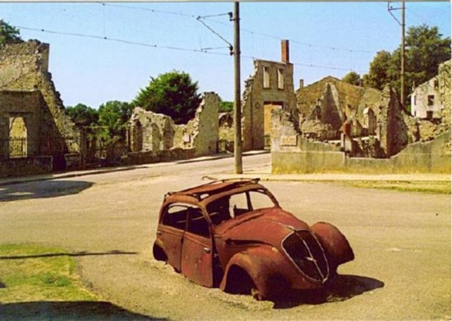 Oradour, Fransa 2. Dünya Savaşı sırasında Alman ordusunun yakıp yıktığı bu kasabada artık bir yaşam bilirtisi yok. Kayıtlara göre Alman askerleri, başkaldırıları önlemek için işgal ettiği şehirde 642 kişiyi öldürmüş. Savaştan sonra kasaba bölgeden uzakta bir yere tekrar kurulmuş. Eski şehir ise ölenlerin anısına olduğu gibi korunuyor...