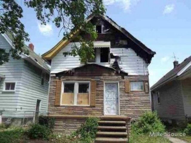 130 DOLAR 1916 yılında inşa edilmiş bu evin fiyatı 130 dolar. Terkedilmiş sokaktaki evde 3 oda ve bir banyo bulunuyor...