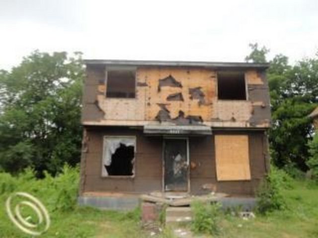 150 DOLAR Parker Caddesi üzerindeki bu ev bir hayli bakımsız görünüyor. 1972'den beri ayakta olan yapıda 2 oda, bir banyo bulunuyor. Fiyatı 150 dolar...