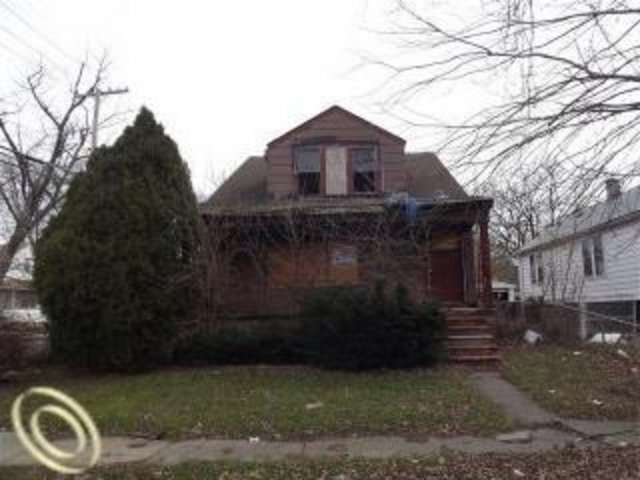 100 DOLAR Fiyatı 100 dolara düşen bir ev daha. Syracuse Caddesi'ndeki bu bakımsız evde 3 oda bie banyo bulunuyor. Ev, bir hayli eski görünüyor...