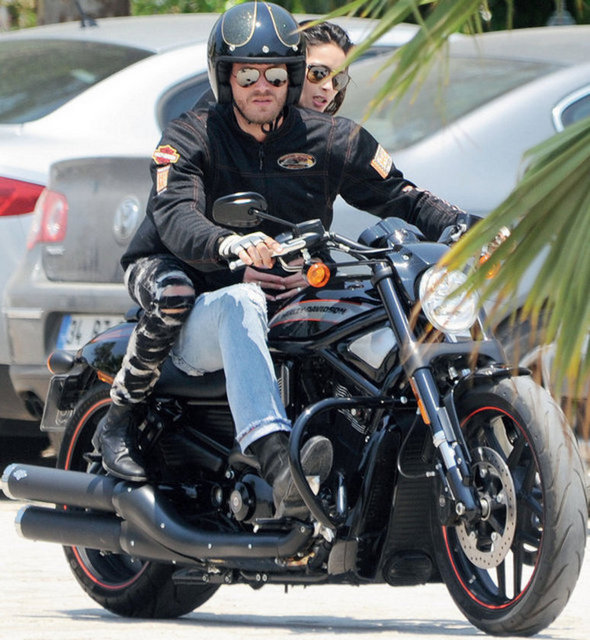 Eugen'in sevgilisine sıkı sıkı sarılması dikkat çekti.