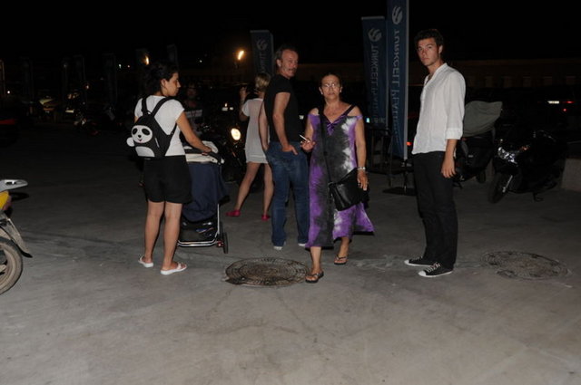 Bu sırada objektiflere yansıyan Tatlıtuğ Ailesi kısa süreli bir şaşkınlık yaşadı.