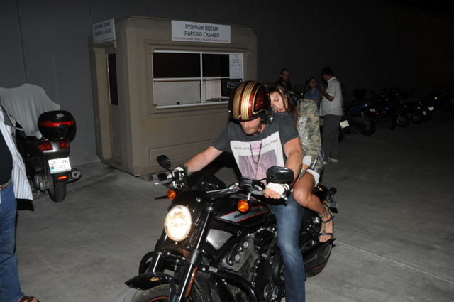 Tatlıtuğ'un sevgilisi Florence Eugene, motosikletin arkasına yine kask takmadan bindi.