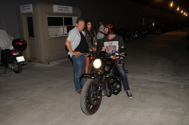 Ünlü oyuncu, fotoğraflarını çeken muhabirlere "İnsan bir hal hatır sorar, 'iyi akşamlar' der" diye sitem ettikten sonra evinin yolunu tuttu.