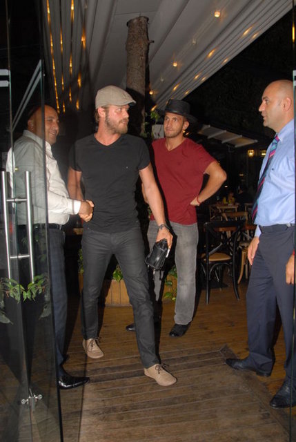 Kıvanç Tatlıtuğ kasketi ve sakallarıyla dikkat çekti.