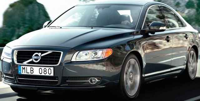 S80'in 180 beygirlik 1.6 litrelik benzinli motoru her iki rakibinden de daha güçlü.