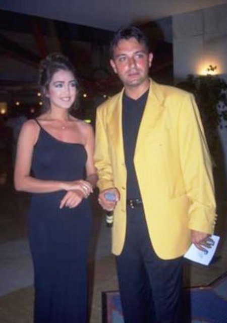 Usta oyuncu Ekrem Dümerin oğlu olan Yalçın Dümer, 1965 doğumlu.