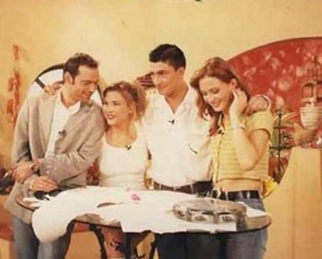 Özel kanalların henüz yeni açıldığı dönemde başlamıştı Sabah Şekerleri furyası... Gencecik sunucular günün en yeni kliplerini paylaşıyor, seyircilerden gelen metrelerce uzunluğundaki fakslara yanıt veriyorlardı. O programları sununcaya kadar kimselerin tanımadığı o gencecik sunucular daha sonra gösteri dünyasının en parlak yıldızları arasına girdiler. İşte Sabah Şekerleri, Sabah Keyfi gibi programları sunduktan sonra şöhret basamaklarını hızla tırmanan ünlüler. Bakalım geçmişte nasıllarda şimdi neler yapıyorlar..