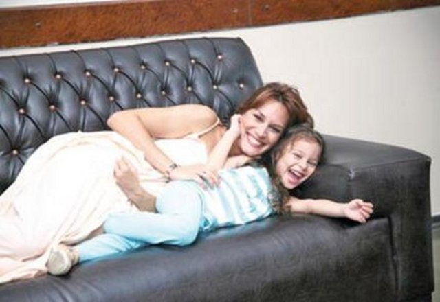 Cündübeyoğlu artık 38 yaşında ve bir çocuk annesi. Bir yandan mesleğini de sürdürüyor.