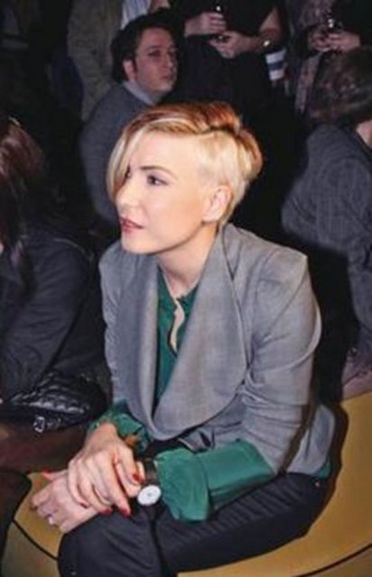 Sonra sinema filmlerinde rol aldı. Dönmez şimdi 38 yaşında. Bir süre ekrandan uzak kalan Dönmez, Kuzey Güney dizisi için kamera karşısına geçti son olarak.