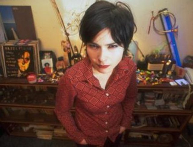 Özellikle de radyo porgramında yaptığı şakalarla uzun süre konuşuldu.